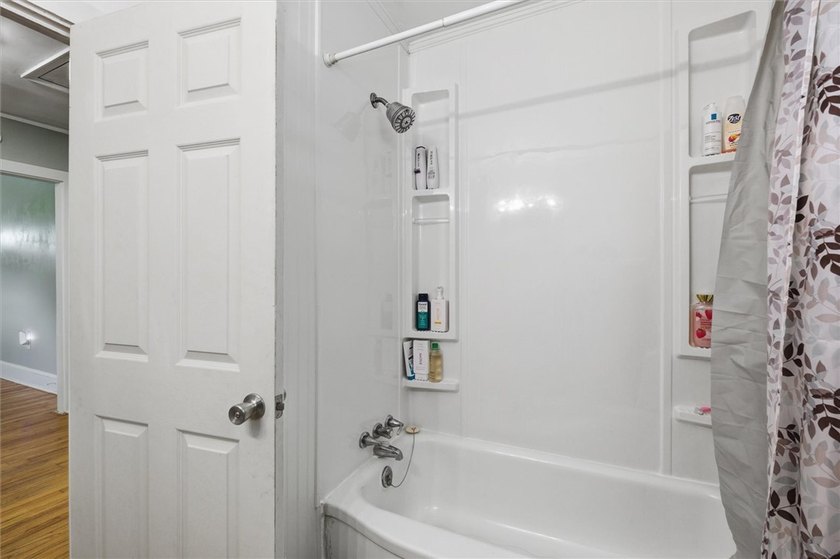 Adorable, freshly updated 2-bed, 1 bath bungalow located in the - photo 32