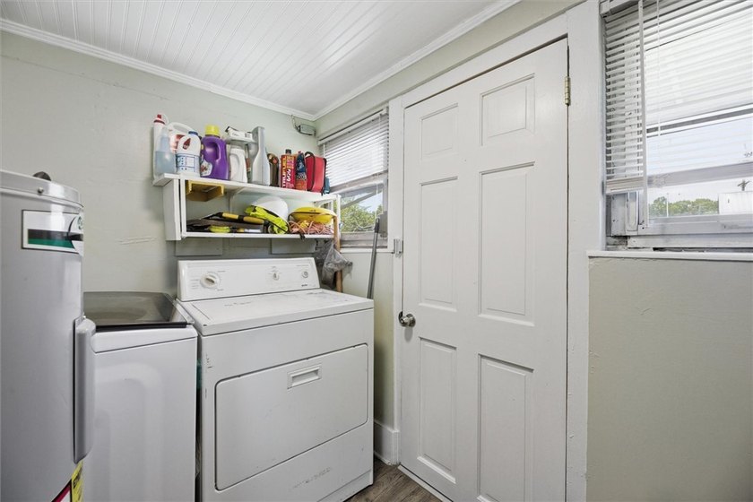 Adorable, freshly updated 2-bed, 1 bath bungalow located in the - photo 33
