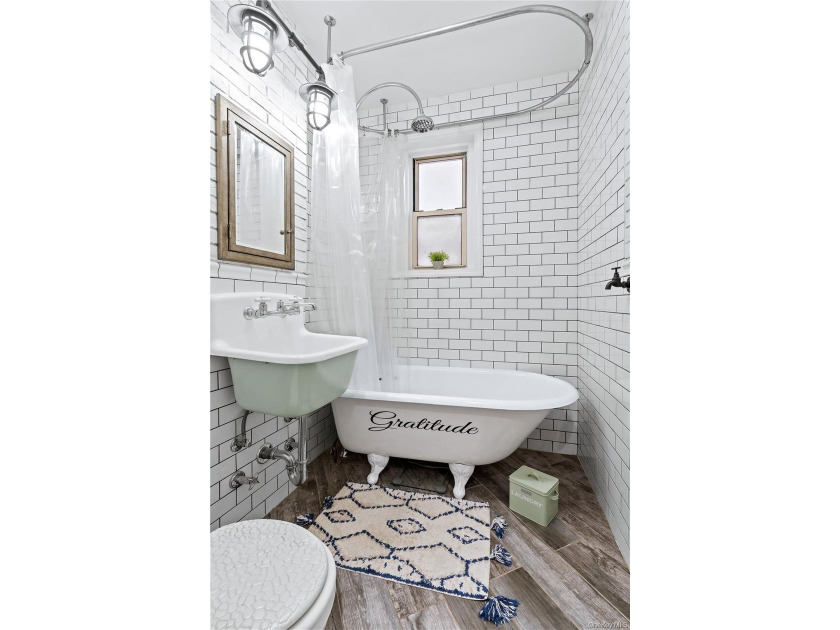 Welcome home to this beautiful 1 bedroom in the Hampshire - photo 11