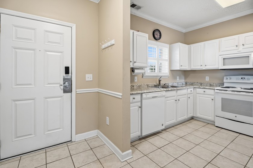 Live Where Every Day Feels Like a Vacation! Fully furnished and - photo 4