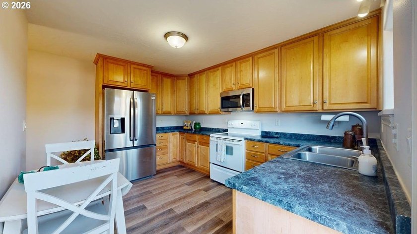 Three bedrooms and a spacious two-level layout set the tone for - photo 11