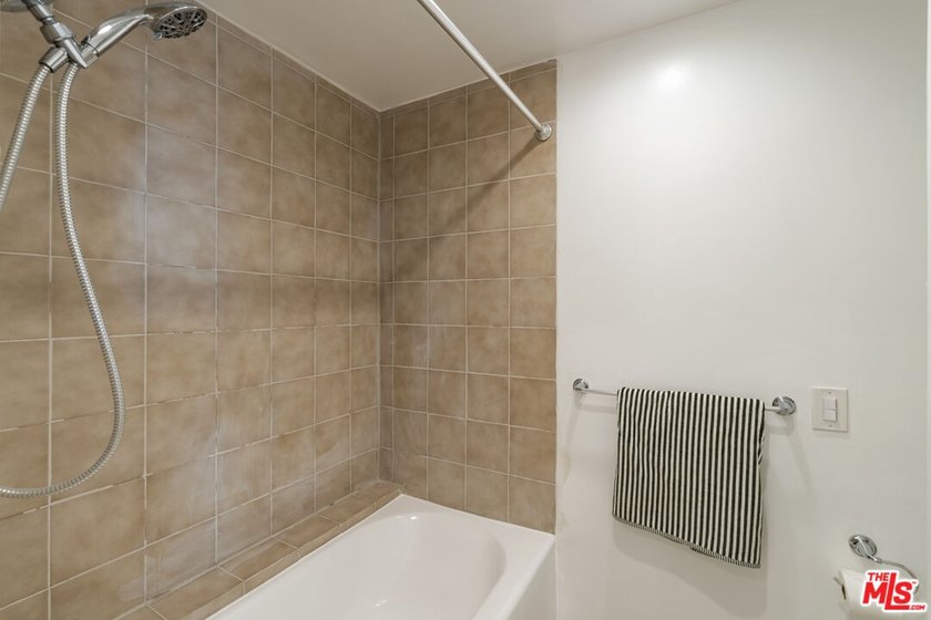 Perfectly located in the heart of Venice, just moments from - photo 31