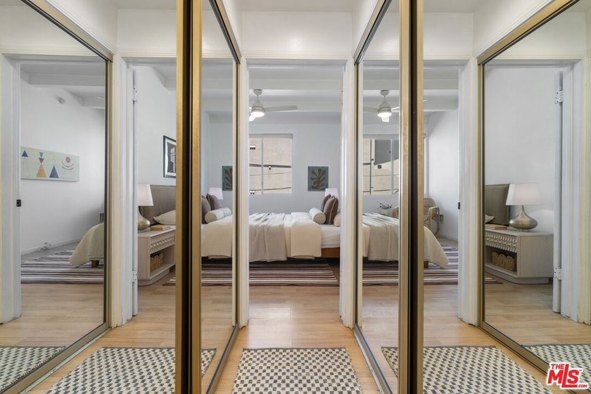 Perfectly located in the heart of Venice, just moments from - photo 33