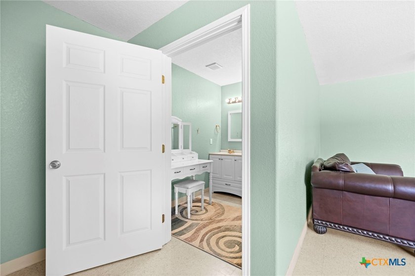 Discover the perfect Work/Live property on +/-10 acres in - photo 3