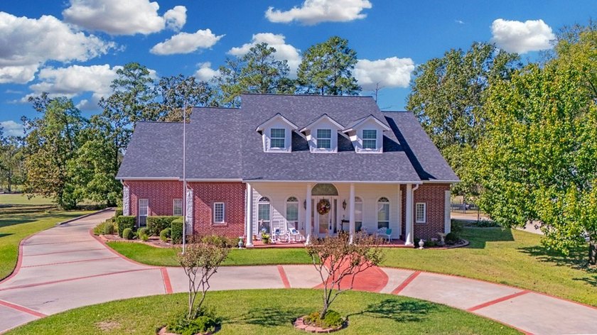 Experience a life of luxury at this gorgeous golf course home - photo 2