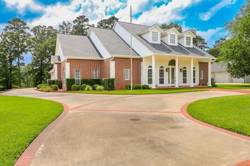 Experience a life of luxury at this gorgeous golf course home - photo 4