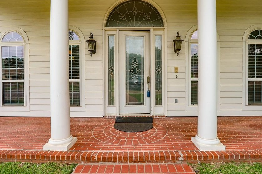 Experience a life of luxury at this gorgeous golf course home - photo 5