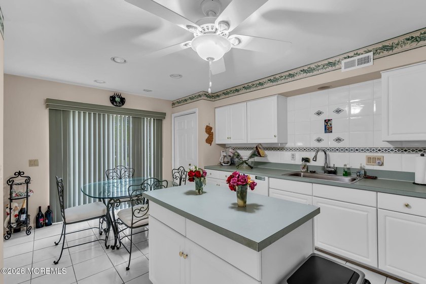 Looking for a spacious end unit in Saratoga with a full finished - photo 7