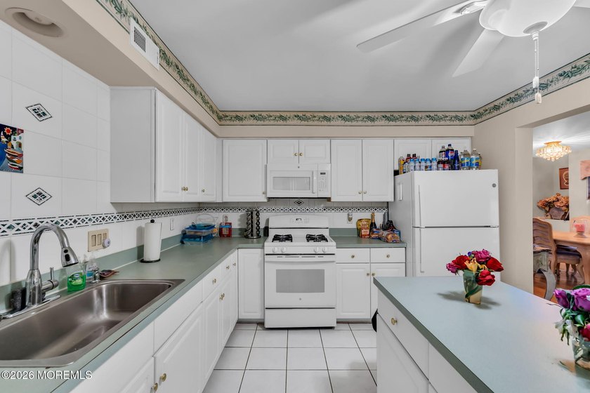 Looking for a spacious end unit in Saratoga with a full finished - photo 9