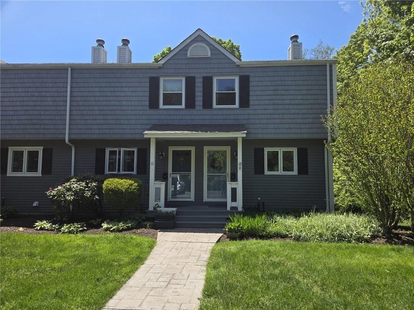 This inviting end-unit townhouse, part of the 12-unit Barclay - photo 3