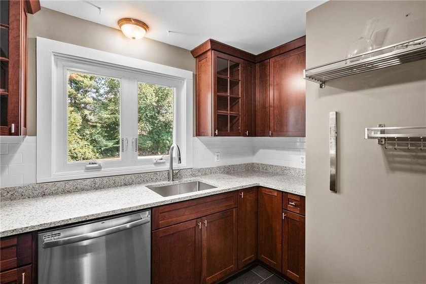 This inviting end-unit townhouse, part of the 12-unit Barclay - photo 6