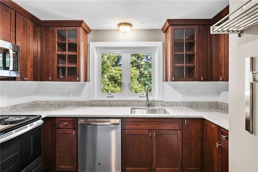 This inviting end-unit townhouse, part of the 12-unit Barclay - photo 7