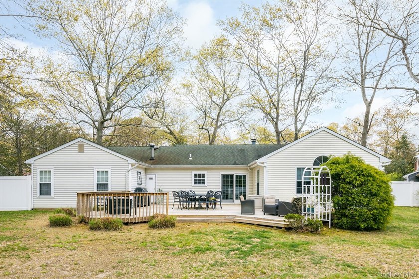 Welcome home to this immaculate and move in ready ranch home in - photo 20