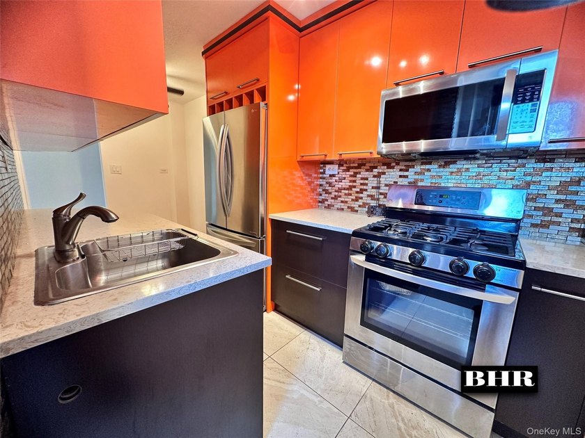 Sheepshead Bay .... Fully renovated 2-bedroom, 1-bath apartment - photo 2