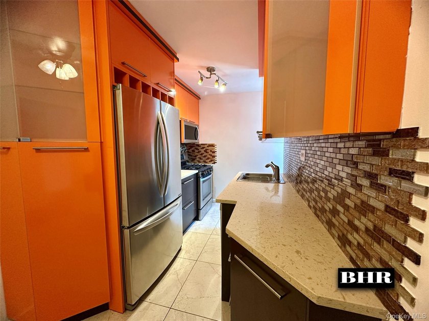 Sheepshead Bay .... Fully renovated 2-bedroom, 1-bath apartment - photo 4