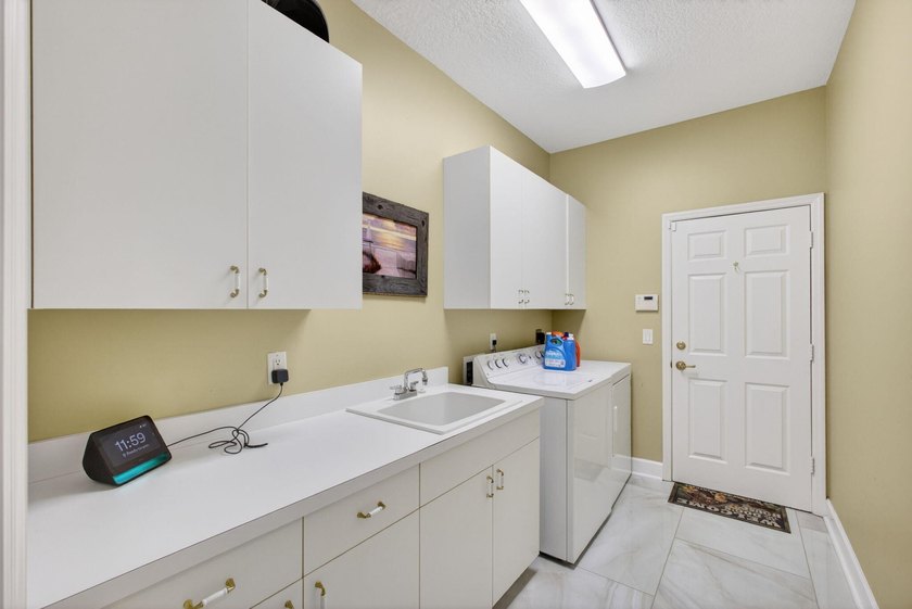 Welcome to this thoughtfully designed four-bedroom, three-bath - photo 31