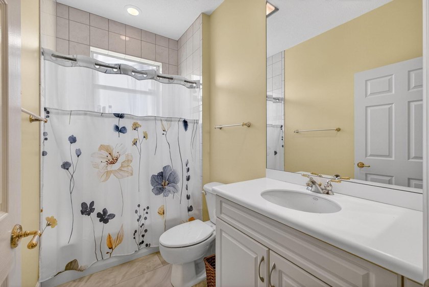 Welcome to this thoughtfully designed four-bedroom, three-bath - photo 32