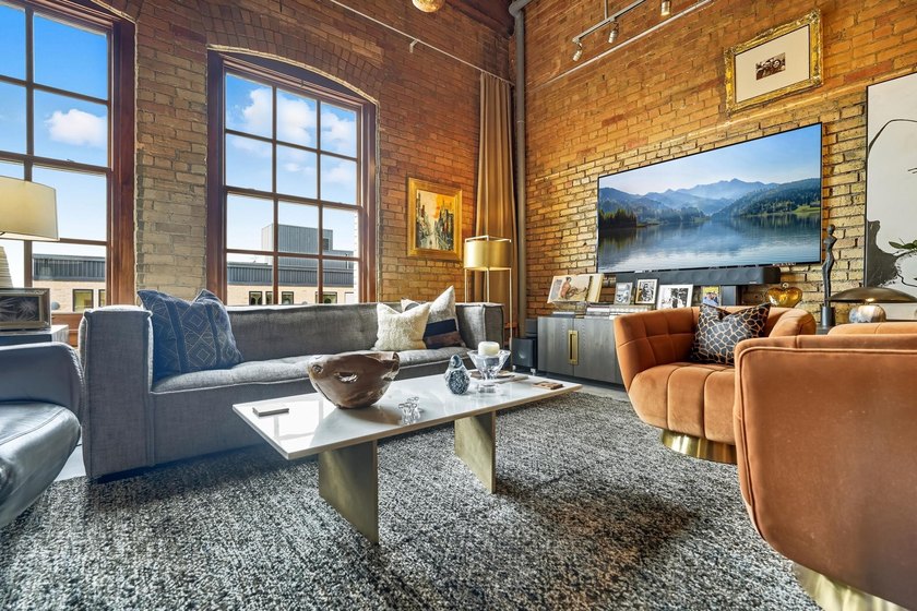 Originally built in 1900, this Historical North Loop Loft - photo 11