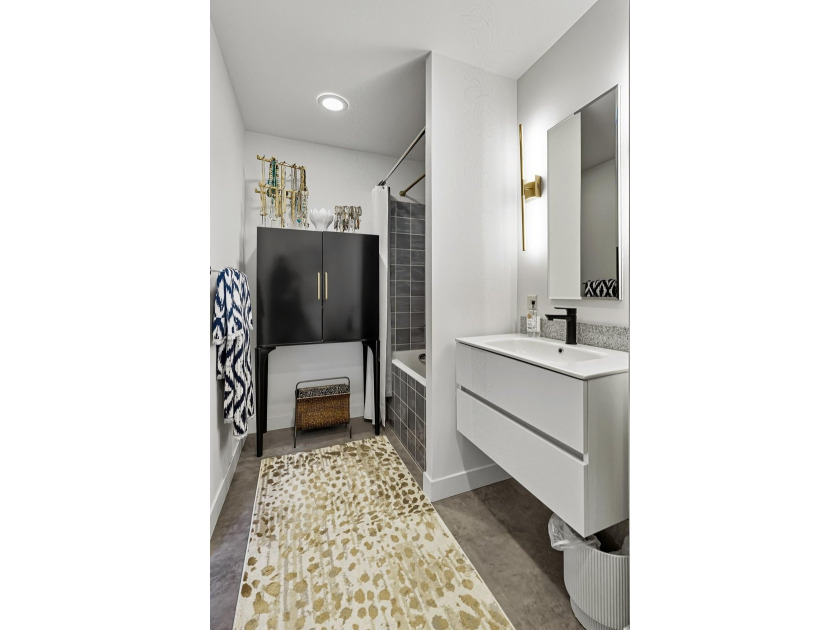 Originally built in 1900, this Historical North Loop Loft - photo 40