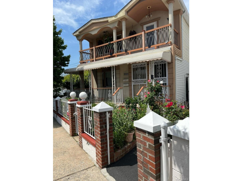 Beautiful well maintained home, with hardwood floors throughout - photo 2