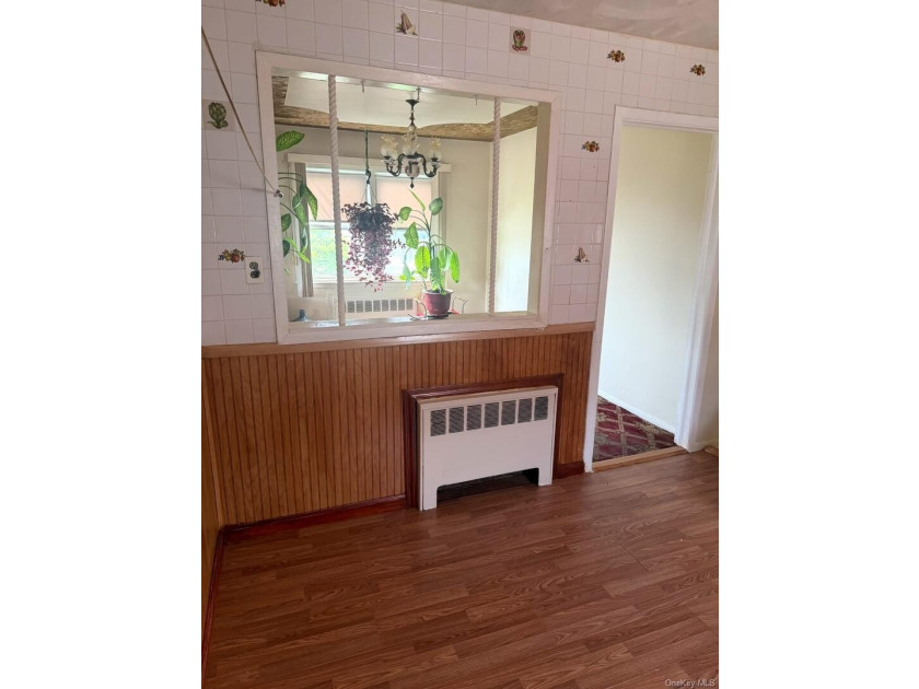 Beautiful well maintained home, with hardwood floors throughout - photo 7