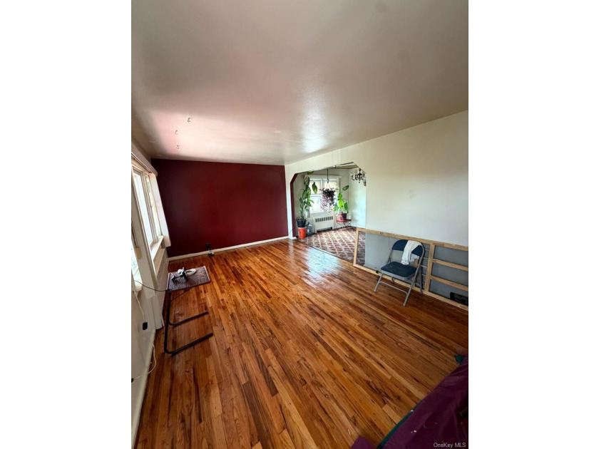 Beautiful well maintained home, with hardwood floors throughout - photo 8