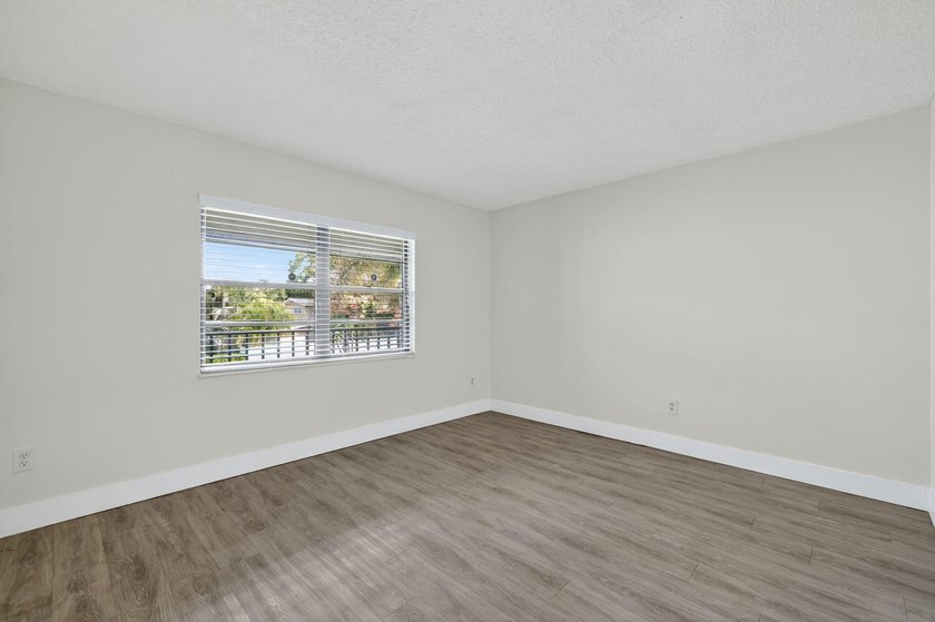 Exceptional one bedroom, one bath property with stone - photo 12