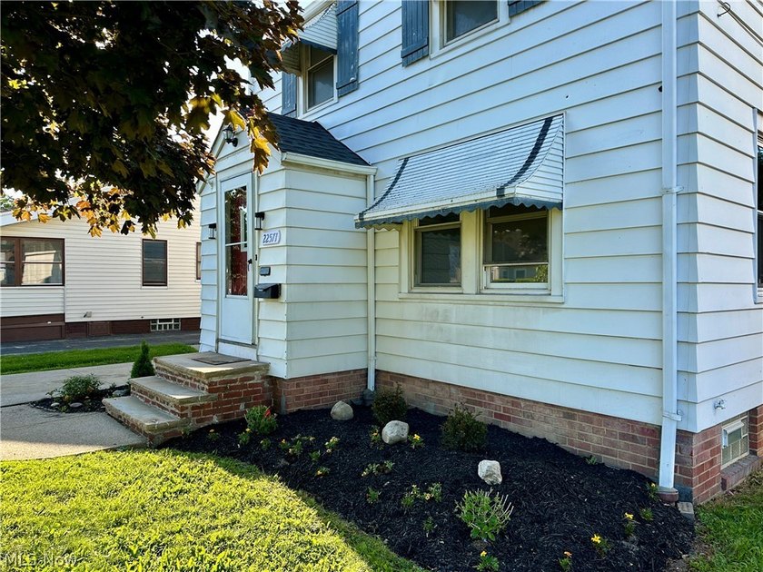 Move right into this 3-bedroom Colonial featuring hardwood - photo 3