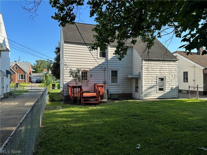 Move right into this 3-bedroom Colonial featuring hardwood - photo 4