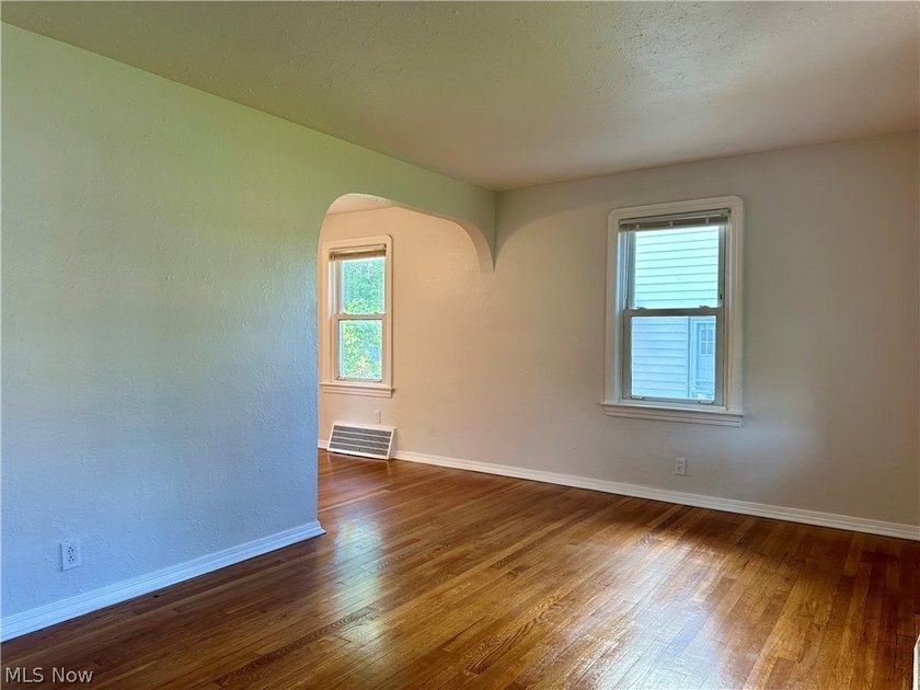 Move right into this 3-bedroom Colonial featuring hardwood - photo 7