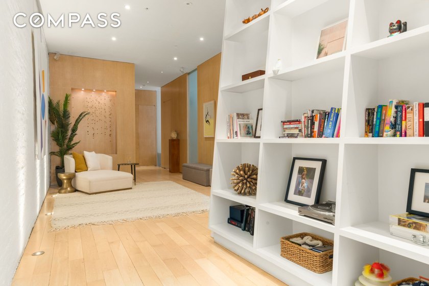 A full-floor loft in the heart of SoHo, this expansive 3-bedroom - photo 12