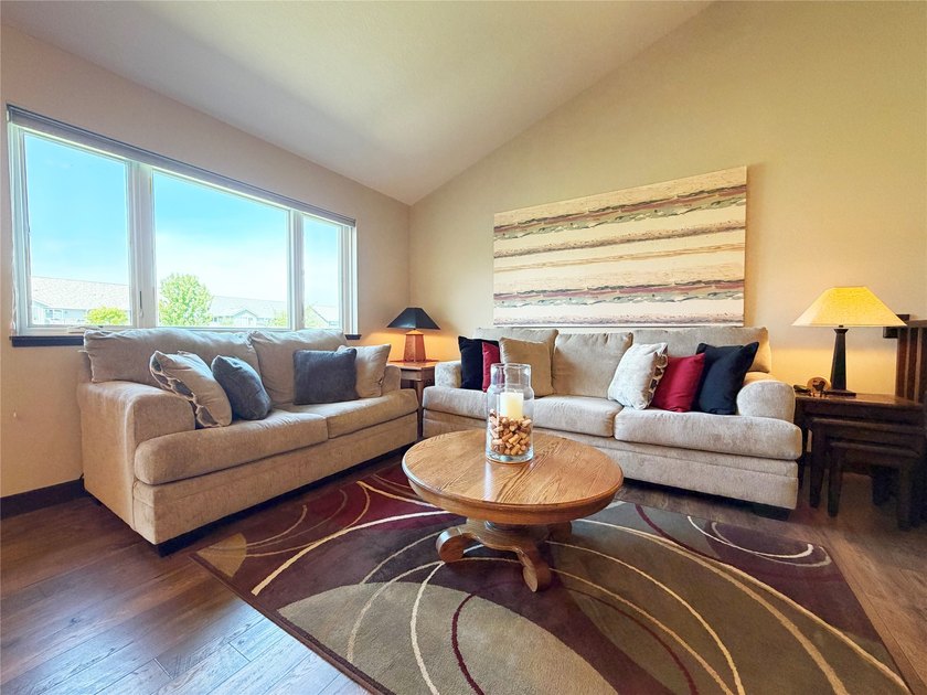 Welcome to this beautifully maintained 3-bedroom, 3-bath twin - photo 13