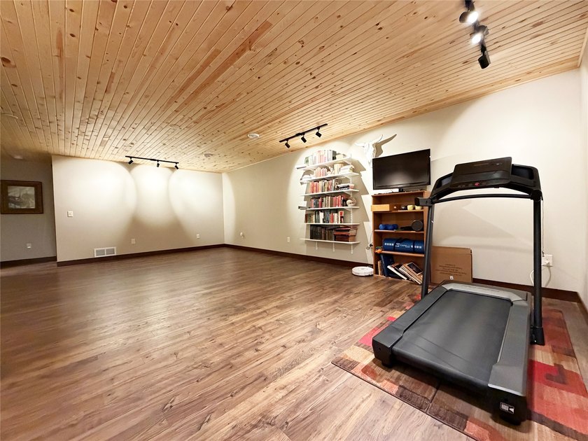 Welcome to this beautifully maintained 3-bedroom, 3-bath twin - photo 15