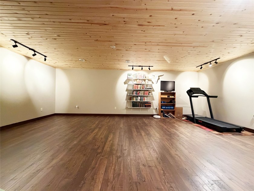 Welcome to this beautifully maintained 3-bedroom, 3-bath twin - photo 18