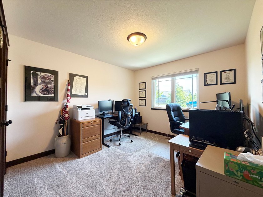 Welcome to this beautifully maintained 3-bedroom, 3-bath twin - photo 26