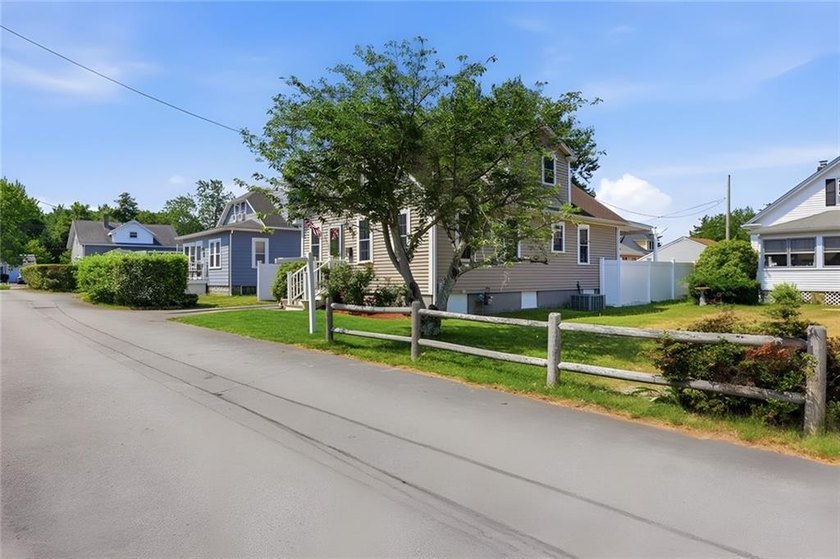 Welcome to 5 Thayer Pl-a beautifully maintained Cape-Style home - photo 2