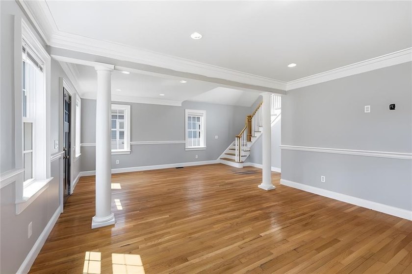 Welcome to 5 Thayer Pl-a beautifully maintained Cape-Style home - photo 4