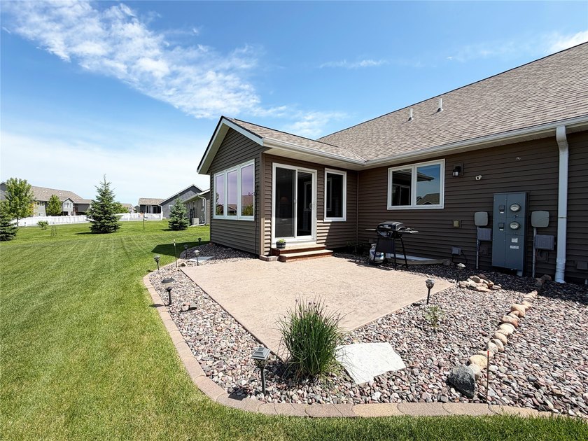 Welcome to this beautifully maintained 3-bedroom, 3-bath twin - photo 35