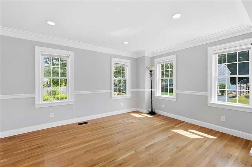 Welcome to 5 Thayer Pl-a beautifully maintained Cape-Style home - photo 5