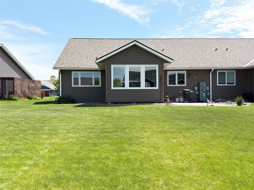Welcome to this beautifully maintained 3-bedroom, 3-bath twin - photo 36