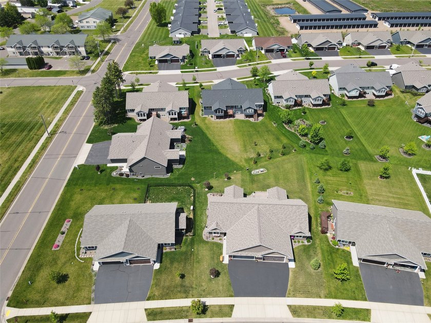Welcome to this beautifully maintained 3-bedroom, 3-bath twin - photo 37