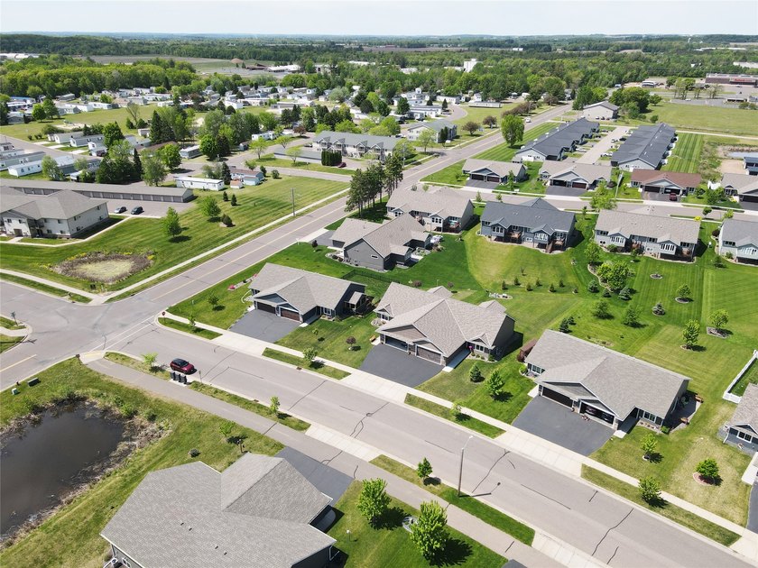 Welcome to this beautifully maintained 3-bedroom, 3-bath twin - photo 39