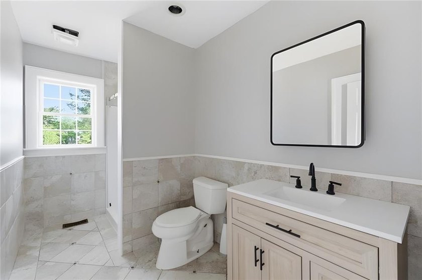 Welcome to 5 Thayer Pl-a beautifully maintained Cape-Style home - photo 10