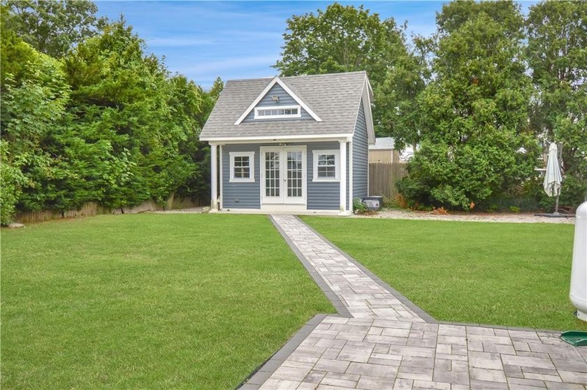 Sleek &amp; Stylish, Single Level Ranch! With a little TLC this 1400 - photo 2