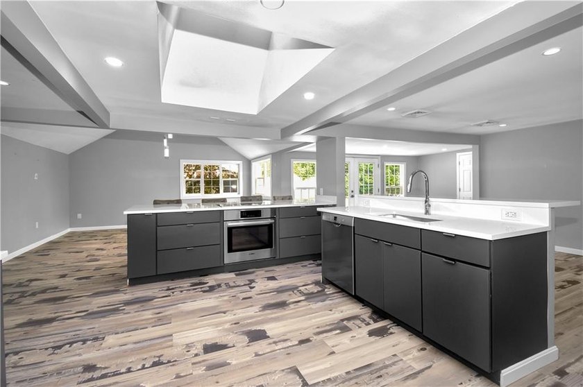 Sleek &amp; Stylish, Single Level Ranch! With a little TLC this 1400 - photo 4