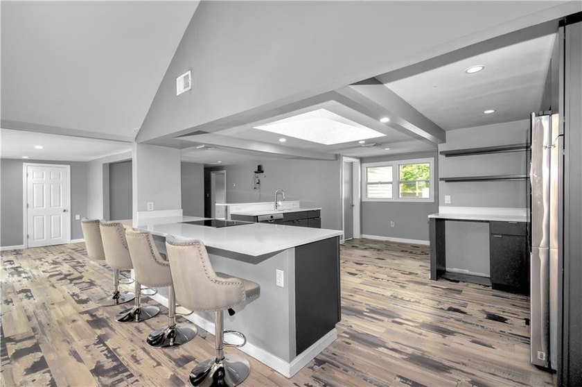 Sleek &amp; Stylish, Single Level Ranch! With a little TLC this 1400 - photo 5