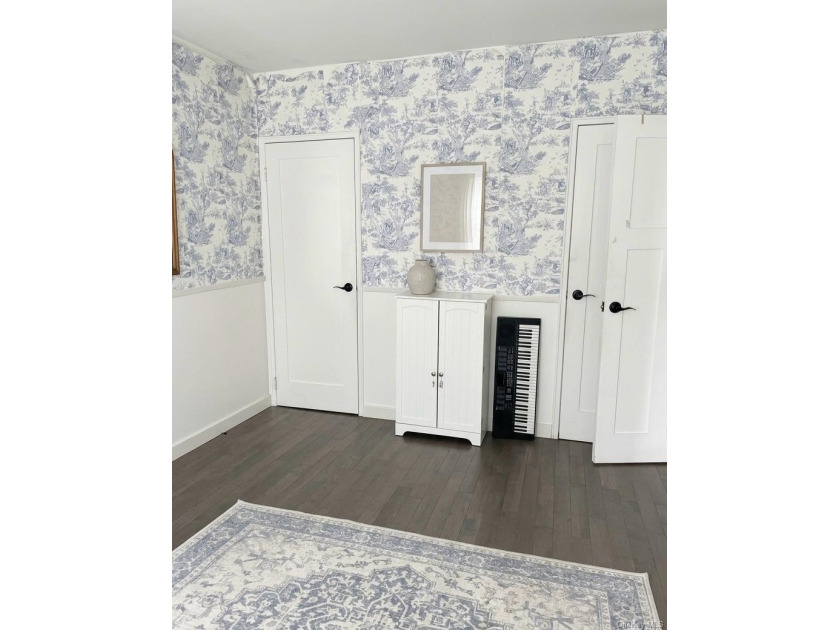 This is a well-maintained Spacious 2-bedroom, 1-bathroom in the - photo 3
