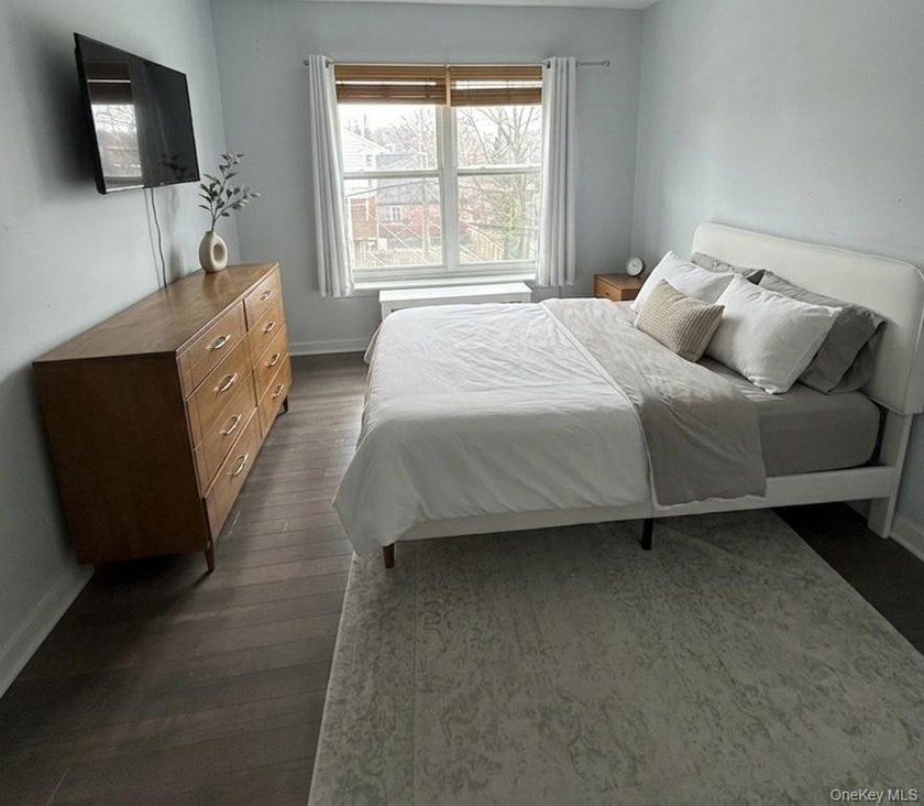 This is a well-maintained Spacious 2-bedroom, 1-bathroom in the - photo 5