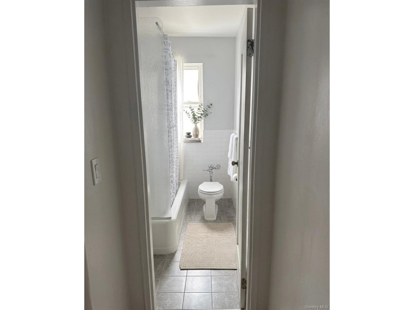 This is a well-maintained Spacious 2-bedroom, 1-bathroom in the - photo 7