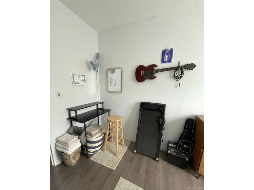 This is a well-maintained Spacious 2-bedroom, 1-bathroom in the - photo 8